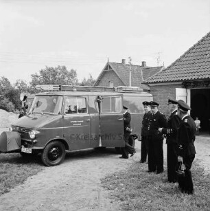 Freiwillige Feuerwehr: Übergabe eines neuen Löschfahrzeugs: rechts Feuerwehrmänner: dahinter Feuerwehrgerätehaus: im Hintergrund Bauernhaus