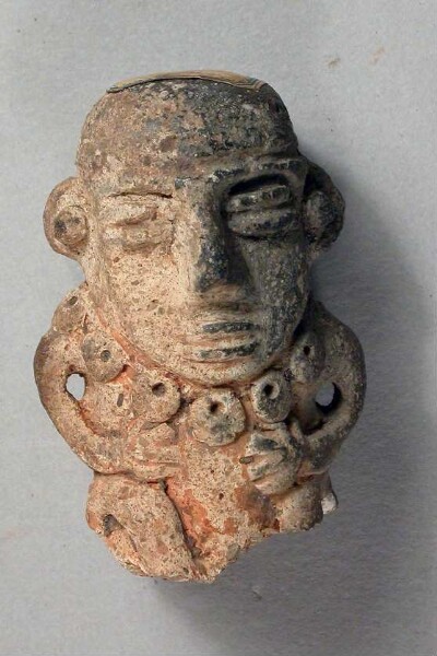 Figurine en argile (fragment de récipient)