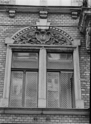 Dresden-Neustadt, Louisenstraße 8. Wohnhaus (um 1890). Fenster (1. Obergeschoß)