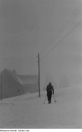 Skifahrende Person