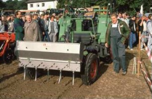Fotografie: Gartenbautechnik-Freiland, Düngung, Kastenstreuer, Geräteträger, Frontanbau