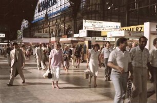 Frankfurt (Main): Hauptbahnhof; Reisepublikum auf dem Querbahnsteig
