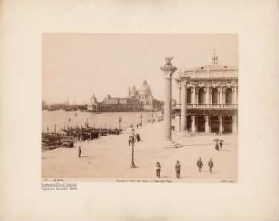 Piazetta und Santa Maria della Salute an der Brücke della Paglia, Venedig: Sicht über den Molo San Marco mit den Säulen von San Marco und San Teodoro, von der Ponte della Paglia aus: hinter den Säulen die Zecca (Münzstätte), im Hintergrund in der Bildmitte Santa Maria della Salute