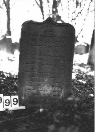 Grabstein 999 (Index: 99899565) Material: Sandstein Zustand: unten angewittert Maße HxBxT: 74x43x7 cm Beschreibung: Stele mit Kielbogenabschluss, etwas eingesunken: Grabstein 999
