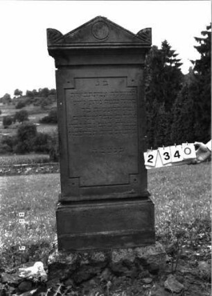 Grabstein 2340 (Index: 100097512) Maße HxBxT: 174x59x18 cm: Grabstein 2340