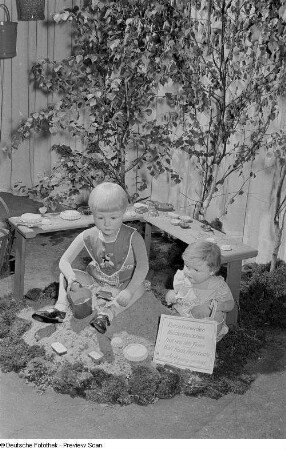 Ausstellungsstand mit Kinderbekleidung (Firma Karl Koch, Angerbrücke)