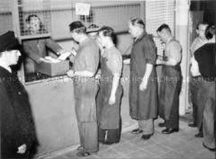 VW-Werk, Lohnauszahlung am Arbeitsplatz