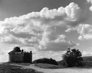 Wolkenbilder. Ungarn. Kumuluswolken über einer Kapelle? (wahrscheinlich bei Budapest)