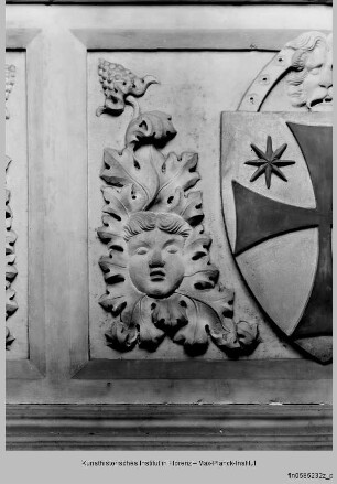 Zwei Wappen der Familie Corsini und Bruderschafts-Wappen der Cavalieri Gaudenti an der Schauseite - Corsini-Grab: Sarkophag