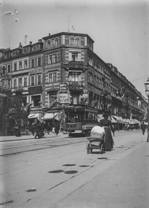 Dresden-Altstadt. Prager Straße. Blick nach Nordosten zu Konditorei und Café Hülfert, Ecke Sidonienstraße