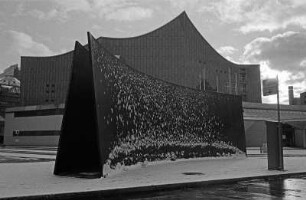 Berlin-Tiergarten : Berlin-Tiergarten, Tiergartenstrasse 4 (ehem. Nazi-Zentrale), Plastik von Richard Serra vor Philharmonie von Hans Scharoun (gebaut 1960-63); siehe auch 1508_23