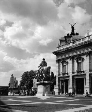 Rom. Kapitolsplatz. Palazzo Nuovo (um 1655). Ansicht mit Reiterstatue Mark Aurels