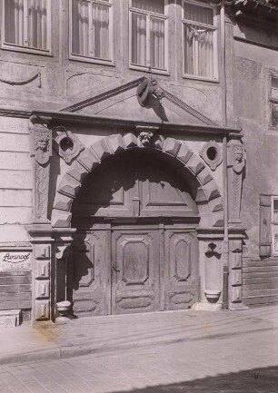 Bad Langensalza. Wohnhaus Entenlaich 14 : Bad Langensalza. Wohnhaus Entenlaich 14. Portal (links Werbeschild für Avancol Auto-Öl)