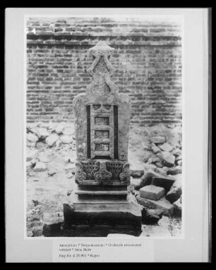 Grabstein, ornamental verziert