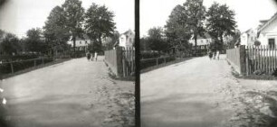 Seifhennersdorf (Kreis Zittau). Bräuerstraße (bei Gärtnerei Großer), im Hintergrund Bräuerstraße 5 (Umgebindehaus aus dem 18. Jahrhundert). Stereoaufnahme