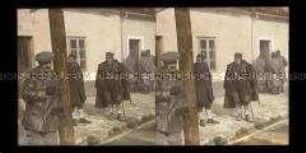 Personengruppe vor einem Wohnhaus, Cetinje
