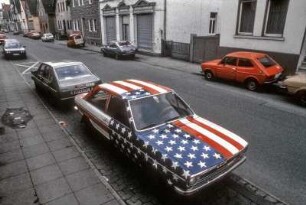 Ein Audi 80, lackiert mit der US-Flagge. Bielefeld, Oelmühlenstraße