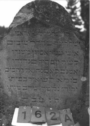 Grabstein 162 (Index: 100009028) Zustand: Giebelfeld zum größten Teil abgebröckelt Maße HxBxT: 93x56x11 cm: Grabstein 162A