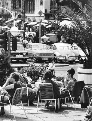 Hamburg-Neustadt. Besucher sitzen vor dem Alsterpavillion am Jungfernstieg.