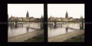 Blick über Main mit Eisernem Steg auf Häuser und Dom von Frankfurt am Main