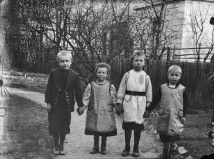 Kinder im Garten