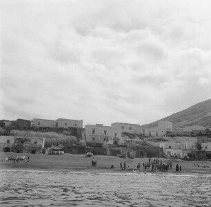Stromboli, Blick vom Schiff auf den Ort und den belebten Strand