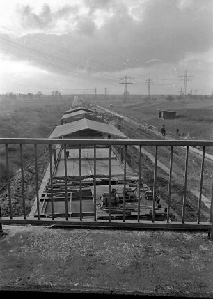 Letzte Arbeiten kurz vor Baufertigstellung der östlichen Fahrbahn des Autobahnstücks Seehof-Bruchhausen.