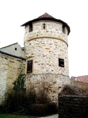 Stadtbefestigung - Wehrturm (Diebsturm) über Feldseite-Halbschalenturm mit Kreuzschlitz-Schlüsselloch-Schießscharte (Stadtmauer anschließend)