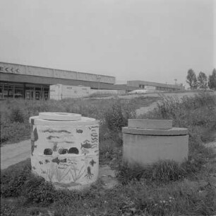 Brunnenring mit Kinderzeichnungen auf dem Platz der Bauarbeiter