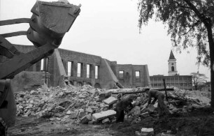 Abbruch der Seitenflügel des Markgräflichen Palais.