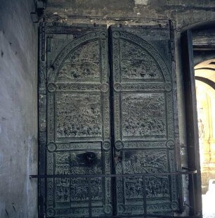 Tür mit Reliefs zum Sieg von Ferdinando I über Giovanni d'Angiò 1462