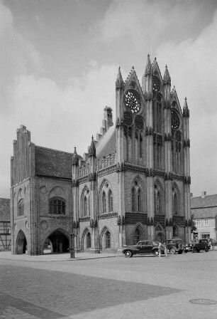 Tangermünde, Markt. Rathaus mit Schauwand (1430, 1480)