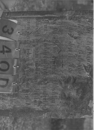 Grabstein 340 (Index: 100009402) Zustand: leicht eingesunken, Rückseite zum Teil abgebröckelt Maße HxBxT: 87x54x11 cm: Grabstein 340D (Detailaufnahme)
