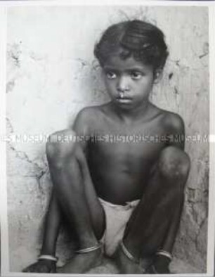 Sitzendes Kind, Indien