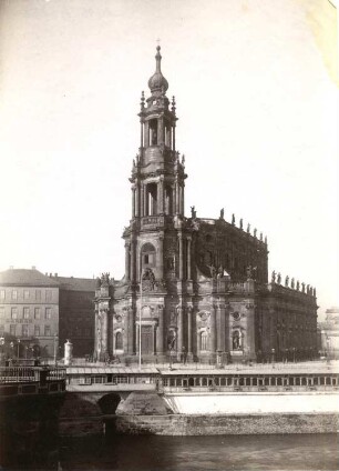 Dresden. Katholische Hofkirche : Dresden-Altstadt. Katholische Hofkirche (1737-1755, G. Chiaveri). Elbeblick mit Georgentor. Fotografie vermutlich von Freimund Edlich, Dresden, um 1885. Albuminabzug ohne Trägerkarton, unbezeichnet; 18,1 x 13,2 cm