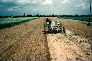 Fotografie: Traktor, Traktorkonzept, Geräteträger, Zwischenachsanbau, Hackmaschine