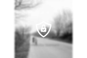 Wirtschaftsweg nach Ausbau: links Kinder auf Fahrrad: hinten rechts und links Bäume und Sträucher