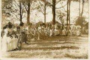 Spreewälderinnen in Tracht an Spinnrädern