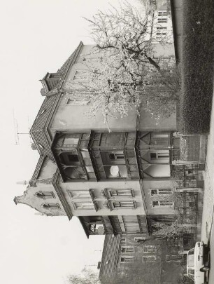 Dresden-Briesnitz. Wohnhaus, Roquettestraße 68. Straßenansicht mit Einfriedung