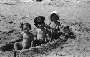 Eforie [Dobrudscha]: Gruppen am Strand, Kind im Sandboot