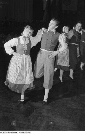 Darbietung einer Tanzgruppe auf dem Kulturfest der Freien Deutschen Jugend
