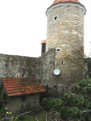 Stadtbefestigung-Ansicht im Osten-Rathausgassenturm (runder eingestellter Wehrturm-wohl 1513) von Südosten mit Schlüsselloch- und Büchsenscharten sowie anschließender Stadtmauer über Feldseite