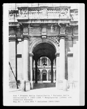 Palazzo della Cancelleria — Portal
