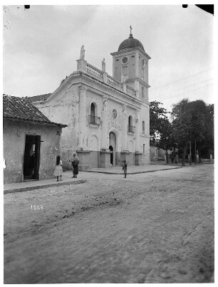 Puerto Cabello (Venezuela). Straßenszene an einer Kirche