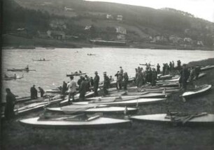 Wasserwanderung Regensburg-Wien der sächsischen Teilnehmer des Arbeiterjugendtreffens am 15. Juli 1929. Vorbereiten der Faltboote