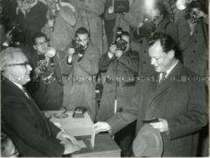 Bürgermeister Willy Brandt bei der Wahl zum Berliner Abgeordnetenhaus