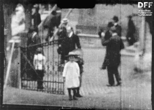 Vor der Kirche in Kronberg (19??)