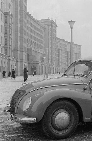 Blick den Ringbau am Rossplatz im Winter, im Vordergrund ein PKW der Marke IFA F9