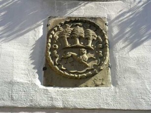 Stadtbild - Giebelständiges Haus im Süden des Schlosses- Wappen im Detail (Relief und Jahr 1757)