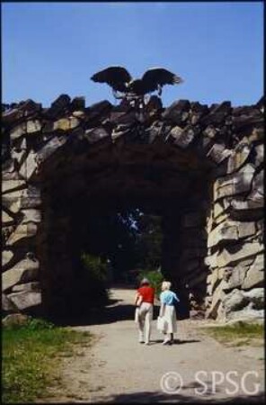 Potsdam, Park Sanssouci, Mühlenareal, Felsentor.